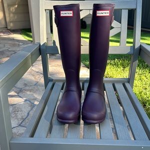 HUNTER original tall matte women’s rain boots in deep plum. Size 6.